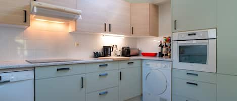 Kühlschrank, Ofen, Geschirrspüler, Wasserkocher mit Kaffee-/Teezubehör