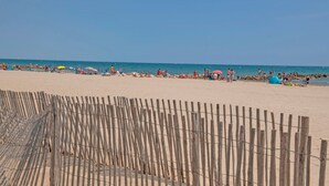 A beach with a wooden fence in the foreground. - Le Scarlett - Maison à 300m de la plage (Palavas-les-Flots)