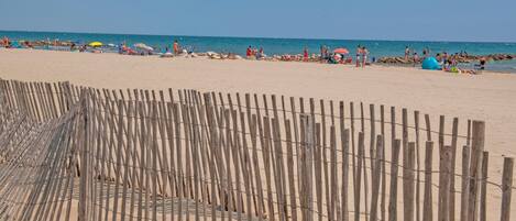 Una spiaggia nelle vicinanze