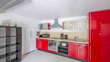 Réfrigérateur, micro-ondes, four, cafetiÚre/bouilloire