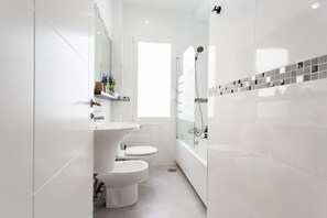 Shower, hair dryer, towels - Charming apt near La Castellana. Modesto Lafuente (Madrid)
