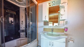 Panoramic Room | Bathroom | Shower, rainfall showerhead, hair dryer, towels - Koç pansiyon (Demre)