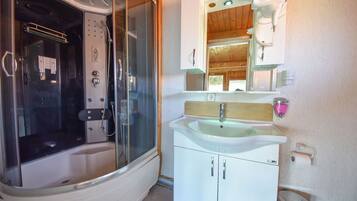 Panoramic Room | Bathroom | Shower, rainfall showerhead, hair dryer, towels