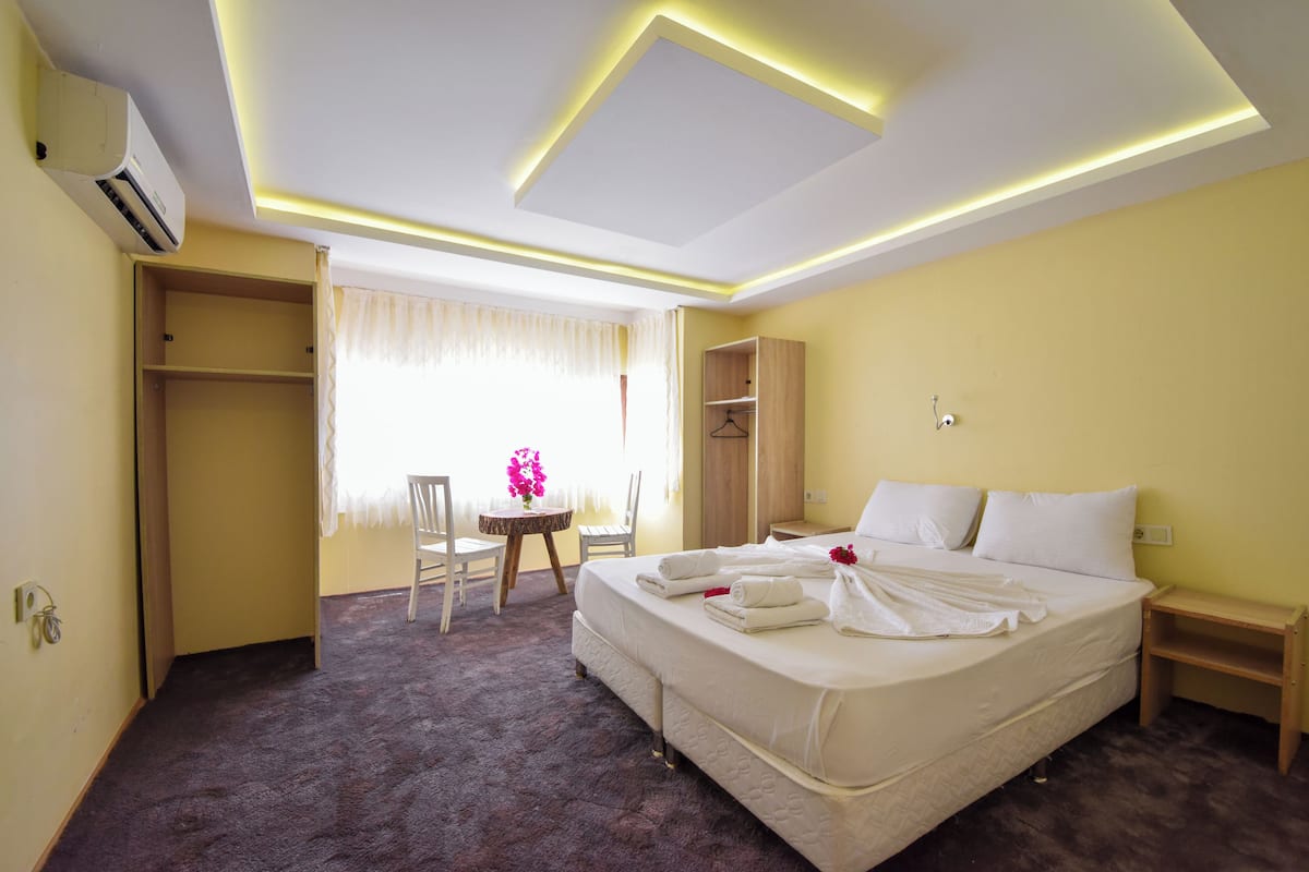 1 bedroom, premium bedding, desk, laptop workspace