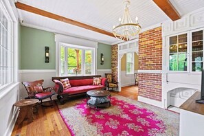 Smart-TV, Kamin, Videospiele, Tischfußball