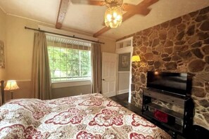 6 bedrooms, desk, iron/ironing board, travel cot