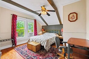 6 bedrooms, desk, iron/ironing board, travel crib - Walk Downtown~Game Room~Gym~Fire Pit~Hammock! (Waynesboro)