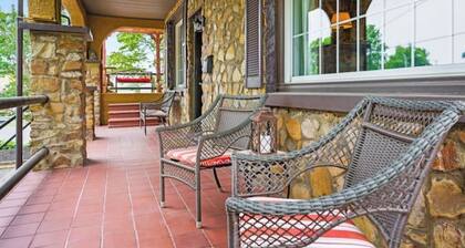 Walk Downtown~Game Room~Gym~Fire Pit~Hammock!