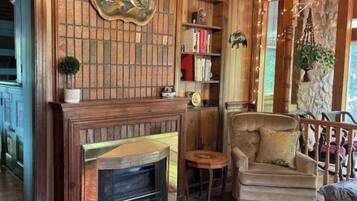 Smart TV, chimenea, videojuegos, futbolito