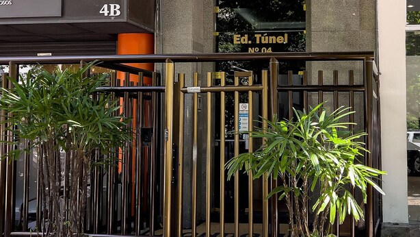 Entrada de un edificio con un letrero que dice 'Ed. Túnel No. 04'.