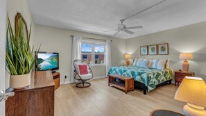 Huoneisto, useita sänkyjä, parveke, näköala uima-altaalle (Sea La Vie at Cocoa Beach) | 2 makuuhuonetta, yksilöllisesti sisustettu, yksilöllisesti kalustettu