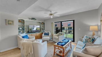 Condo, varias camas, balcón, vista a la alberca (Sea La Vie at Cocoa Beach) | Área de sala de estar | Televisión de pantalla plana de 42 pulgadas con canales digitales