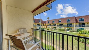 Huoneisto, useita sänkyjä, parveke, näköala uima-altaalle (Sea La Vie at Cocoa Beach) | Ulkoruokailutilat