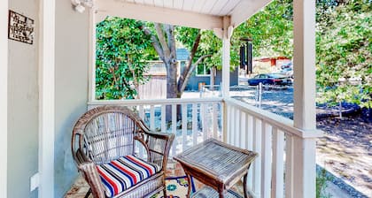 Dog-friendly cottage with porch in quiet neighborhood, close to everything
