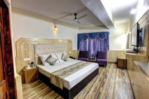 Desk, free WiFi, bed sheets - Goroomgo Highway Inn Manali (Manali)
