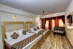 Escritorio, wifi gratis y ropa de cama 