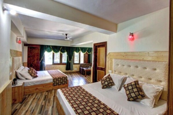 Desk, free WiFi, bed sheets - Goroomgo Highway Inn Manali (Manali)