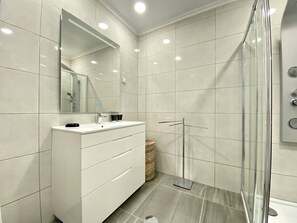 Shower, hair dryer, towels - ALBUFEIRA CRYSTAL by HOMING (Albufeira)