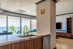 Réfrigérateur, four à micro-ondes, un four, surface de cuisson