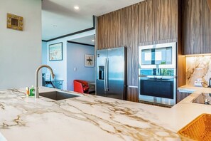 Kühlschrank, Mikrowelle, Ofen, Herdplatte