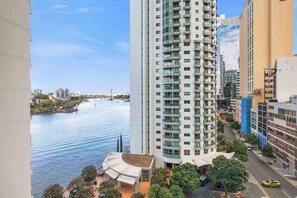 Exterior - Brisbane City Luxe 3BR, Views, Pool, Car Park (Brisbane)