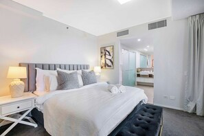 3 bedrooms, iron/ironing board, free WiFi, bed sheets - Brisbane City Luxe 3BR, Views, Pool, Car Park (Brisbane)