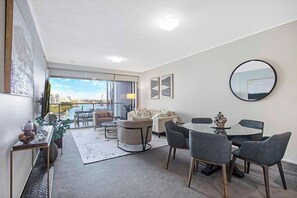 TV - Brisbane City Luxe 3BR, Views, Pool, Car Park (Brisbane)