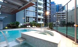 Utendørsbasseng og et oppvarmet basseng