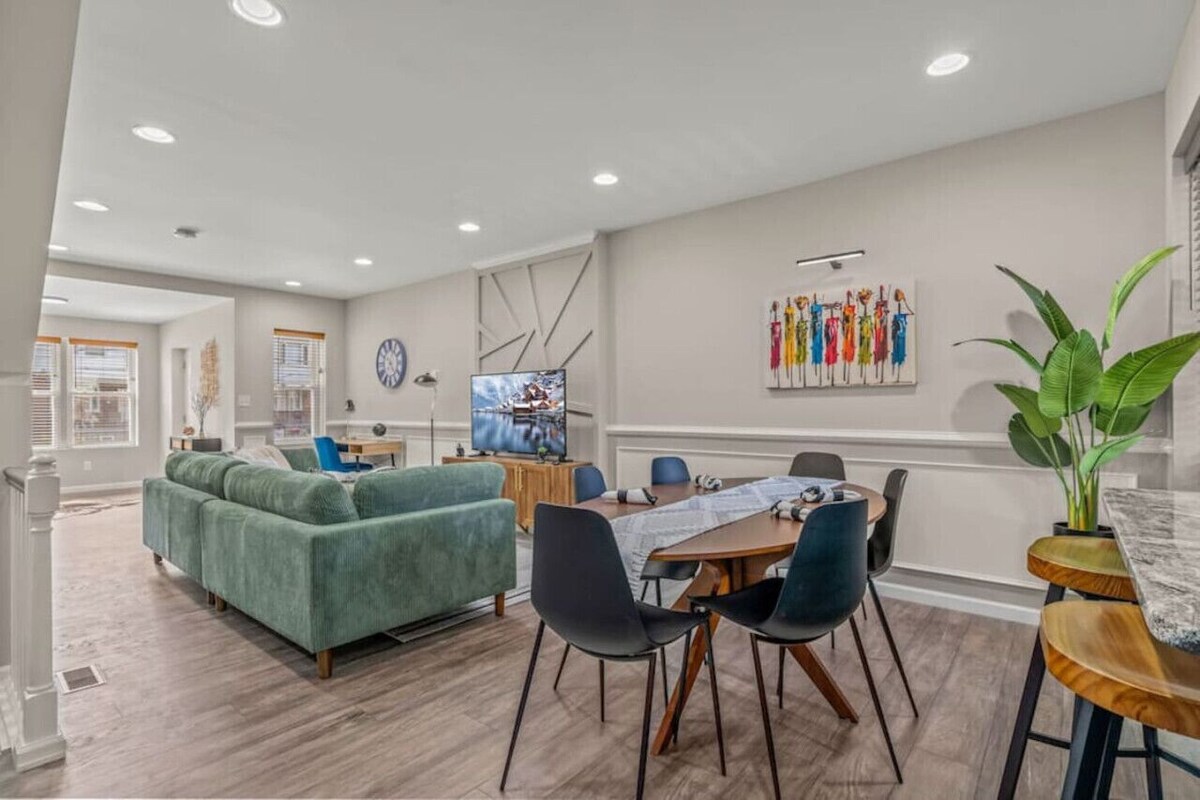 Uptown Gem - Comfort. Cleanliness. Character!