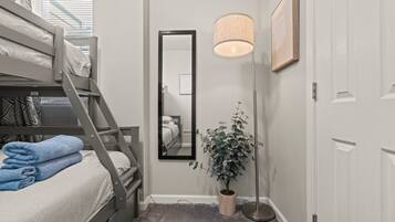 4 bedrooms, desk, iron/ironing board, travel crib