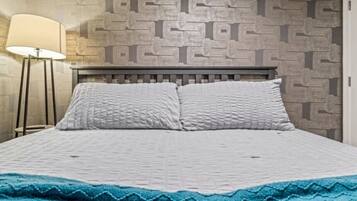 4 dormitorios, escritorio, tabla de planchar con plancha y cuna de viaje