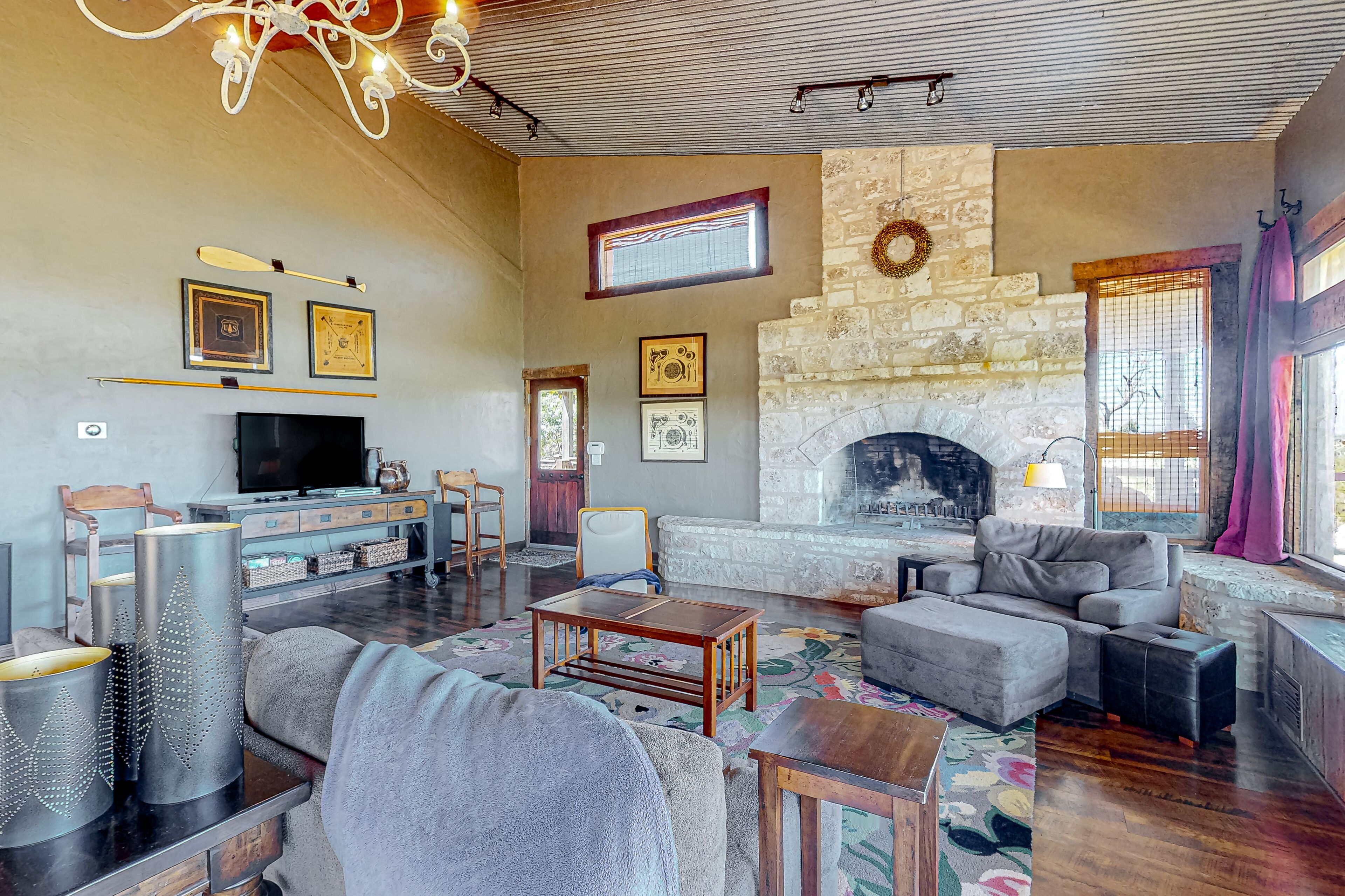 Radiant Ranch | Dog-friendly house in Fredericksburg with large deck, grill, W/D