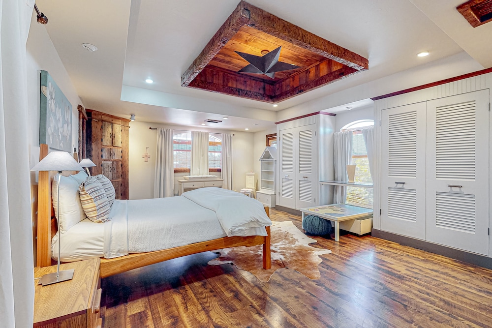 Radiant Ranch Dogfriendly house in Fredericksburg with large deck, grill, W/D Gillespie