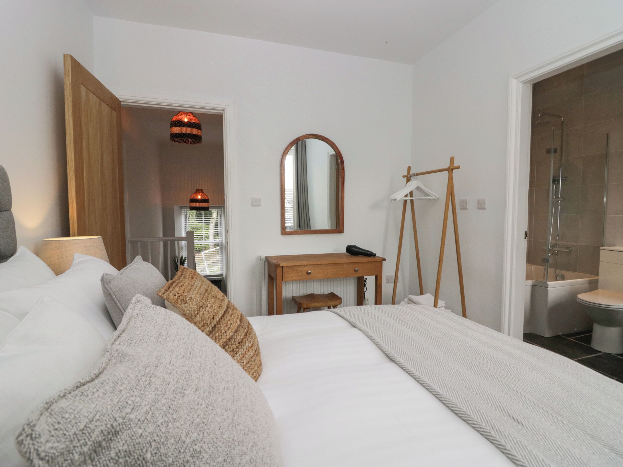 4 bedrooms, individually decorated, individually furnished, free WiFi