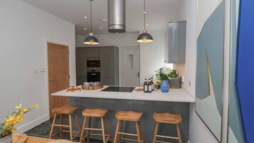 Frigorífico, lavavajillas, hervidor eléctrico y tostadora