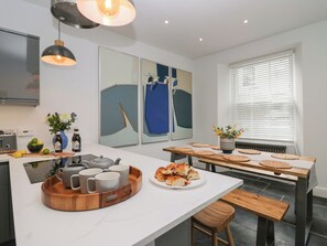 Lemari es, mesin pencuci piring, ketel listrik, dan pemanggang roti