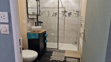 Douche, serviettes fournies, papier toilette