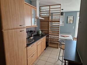 Iron/ironing board, bed sheets