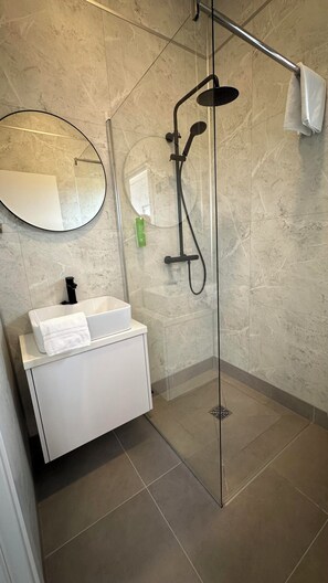 Basic Double Room | Bathroom