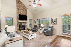 Appart'hôtel, plusieurs lits, cheminée, vue montagne (The Golf Shack) | Coin séjour | Télévision à écran plat de 42 pouces avec chaînes numériques, cheminée