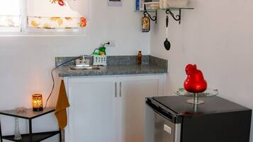 Studio | Private kitchen | Mini-fridge, microwave, espresso maker, blender
