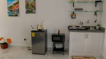 Estudio | Cocina privada | Frigorífico pequeño, microondas, máquina de café espresso y licuadora
