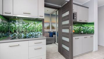 Apartment, 1 Bedroom, Kitchen | Private kitchen | Microwave, dishwasher, cookware/dishes/utensils