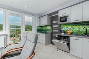 Microwave, dishwasher, cookware/dishes/utensils - Sea Style Apartment by Renters (Gdansk)