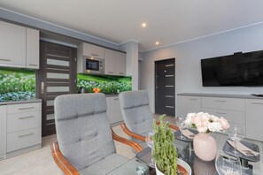 Microwave, dishwasher, cookware/dishes/utensils - Sea Style Apartment by Renters (Gdansk)