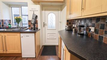 Cottage | Private kitchen | Fridge, dishwasher, cookware/dishes/utensils