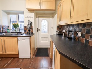 Cottage | Private kitchen | Fridge, dishwasher, cookware/dishes/utensils