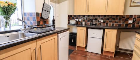 Cottage | Private kitchen | Fridge, dishwasher, cookware/dishes/utensils