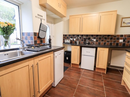 Cottage | Private kitchen | Fridge, dishwasher, cookware/dishes/utensils