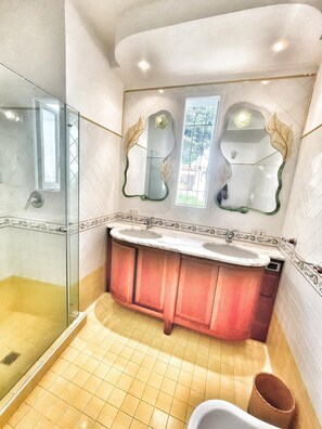 Regadera, secadora de cabello, bidet, toallas 